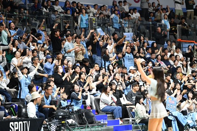 열정적인 응원을 보내준 고양 소노 팬들. /사진=KBL 제공