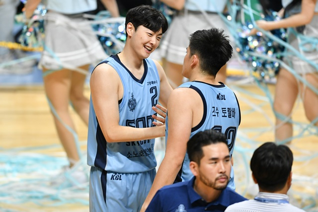 이정현(왼쪽)과 조쉬 토랄바. /사진=KBL 제공