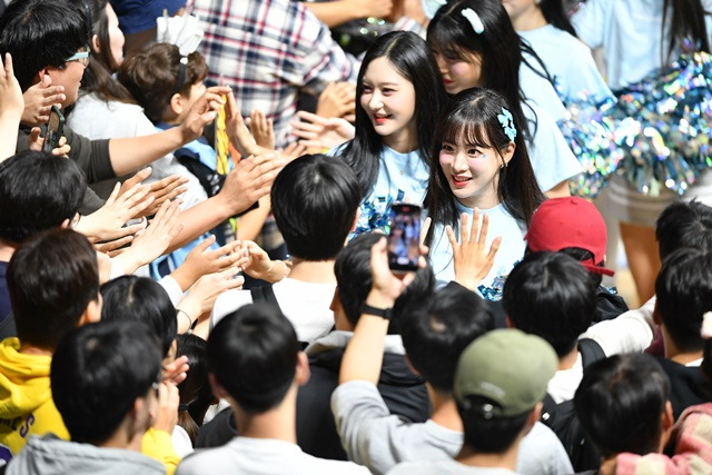 팬들과 함께 기쁨을 나누는 고양 소노 치어리더. /사진=KBL 제공