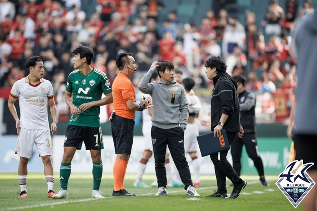 교체와 관련해 김기동 포항스틸러스 감독(가운데 회색 트레이닝복)이 심판진과 얘기를 나누고 있다. /사진=한국프로축구연맹 제공
