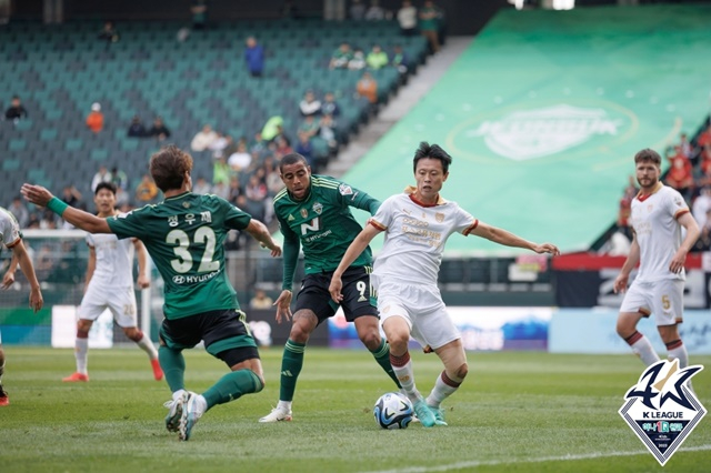 전북현대(초록색 유니폼)와 포항스틸러스 경기. /사진=한국프로축구연맹 제공