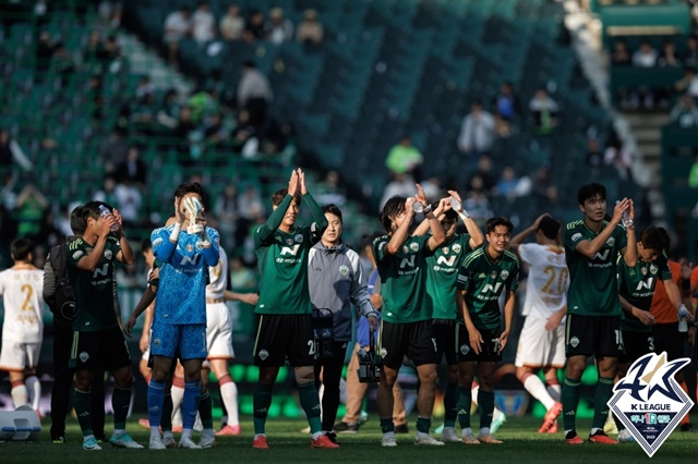 팬들에게 인사하는 전북현대. /사진=한국프로축구연맹 제공