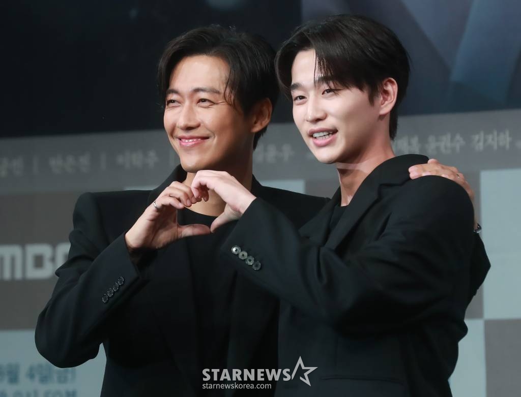 배우 남궁민, 김윤우가 4일 오후 서울 마포구 상암동 MBC에서 진행된 금토드라마 '연인' 제작발표회에 참석해 포즈를 취하고 있다. 병자호란을 겪으며 엇갈리는 연인들의 사랑과 백성들의 생명력을 다룬 휴먼역사멜로 드라마 '연인'은 오늘(4일) 첫 방송된다. /2023.08.04 /사진=이동훈