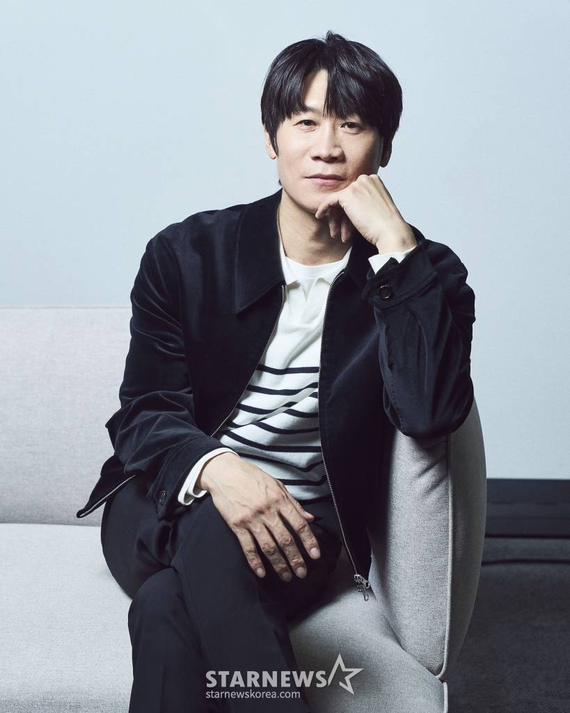 영화 '카운트'(감독 권혁재)의 주연배우 진선규가 15일 오전 진행된 인터뷰를 위해 포즈를 취하고 있다. 10년 전 올림픽에서 금메달을 수상한 메달리스트였지만 지금은 고집 밖에 안 남은 고등학교 체육 선생으로 평범한 나날을 보내는 주인공 박시헌을 중심으로 벌어지는 이야기를 그린 영화 '카운트'는 오는 22일 개봉한다. /2023.02.15 /사진=이동훈 기자 photoguy@