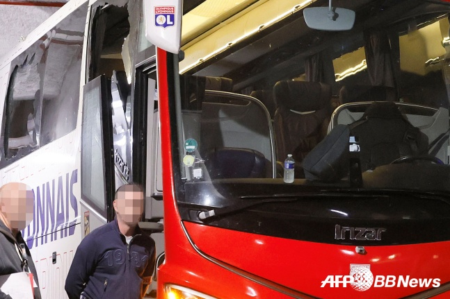30일(한국시간) 마르세유 팬들에게 테러 당한 올랭피크 리옹 선수단 버스. /AFPBBNews=뉴스1