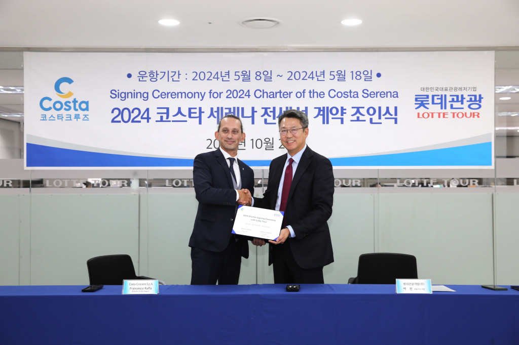 롯데관광개발 백현 대표(우측)와 코스타 크루즈사 프란시스코 라파(좌측) 아시아 총괄이 기념 촬영을 하고 있다