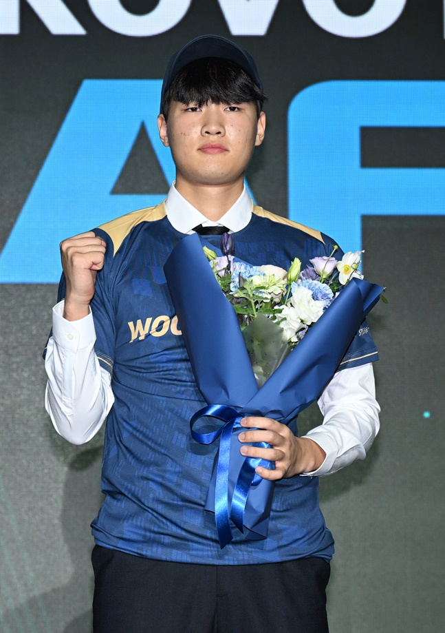 전체 2순위로 우리카드 유니폼을 입은 한양대 김형근이 포즈를 취하고 있다. /사진=KOVO