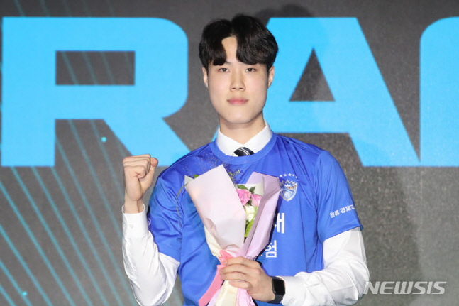 경기대 아웃사이드 히터 이윤수가 30일 KOVO 남자 신인선수 드래프트에서 전체 1순위로 삼성화재 유니폼을 입고 기념 촬영을 하고 있다. /사진=뉴시스