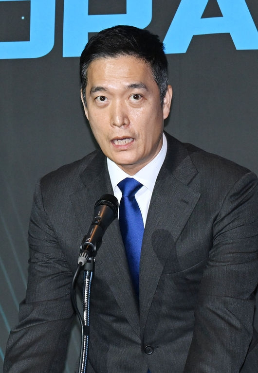 무대에 올라 이윤수의 이름을 호명하고 있는 김상우 감독. /사진=KOVO