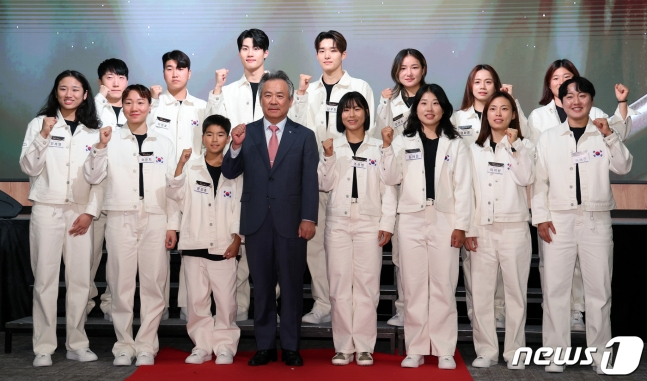 30일 열린 2022 항저우 아시안게임 선수단 격려행사 '고마워요, 팀 코리아'에서 이기흥(앞줄 왼쪽 4번째) 대한체육회장과 선수들이 기념 촬영을 하고 있다. /사진=뉴스1