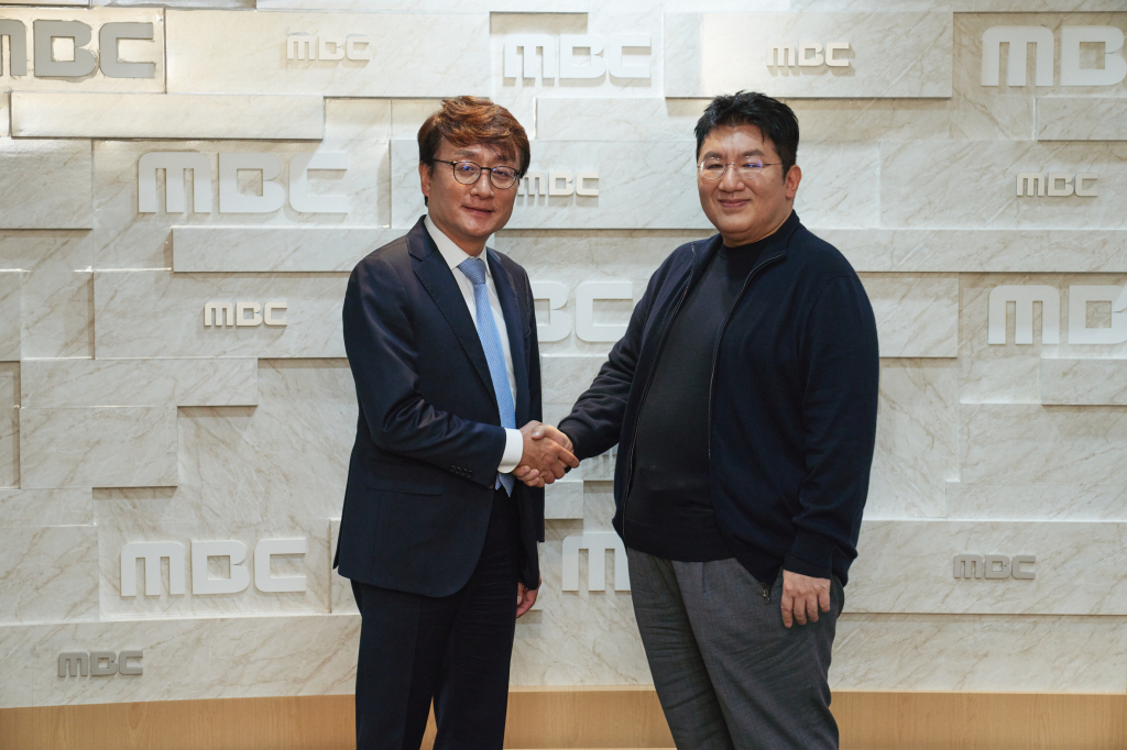 MBC 안형준 사장(왼쪽)과 하이브 방시혁 의장 /사진제공=MBC