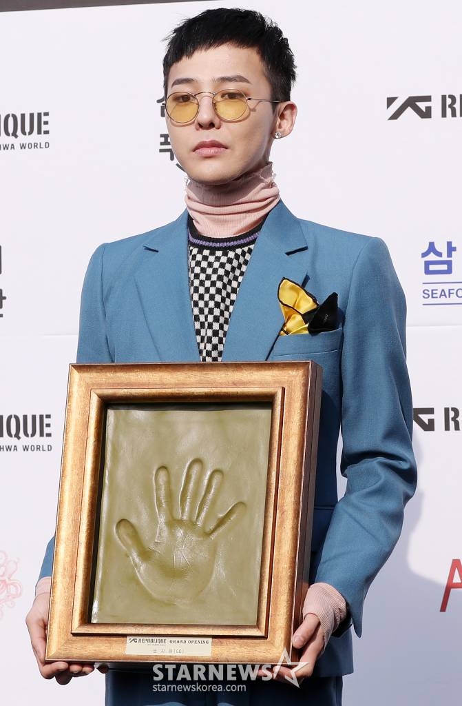 그룹 빅뱅 지드래곤이 25일 오후 제주도 서귀포시 제주신화월드에서 진행된 YG 리퍼블릭 'Untitled, 2017' 오픈 기념식에 참석해 핸드프린팅을 들고 포즈를 취하고 있다. /사진=김휘선 기자 hwijpg@