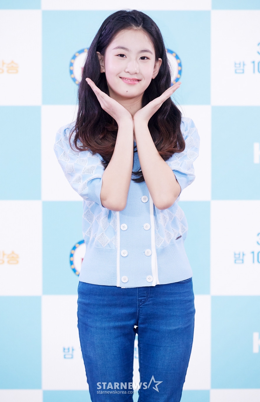 가수 오유진이 31일 오전 온라인으로 진행된 KBS 2TV '트롯 매직 유랑단' 제작발표회에 참석해 포즈를 취하고 있다. '트롯 매직 유랑단'은 '트롯 전국체전'의 스핀오프 프로그램이다. '트롯 전국체전' 결승 진출자 톱8 진해성, 재하, 오유진, 신승태, 김용빈, 상호&상민, 최향, 한강과 시청자들이 뽑은 '다시 보고 싶은 가수'로 꼽힌 신미래가 출연해 의뢰인의 고민에 맞는 트로트 무대를 즉석에서 펼치고, 감상평과 토크를 나눌 예정이다. / 사진제공 = KBS /사진=김창현 기자 chmt@