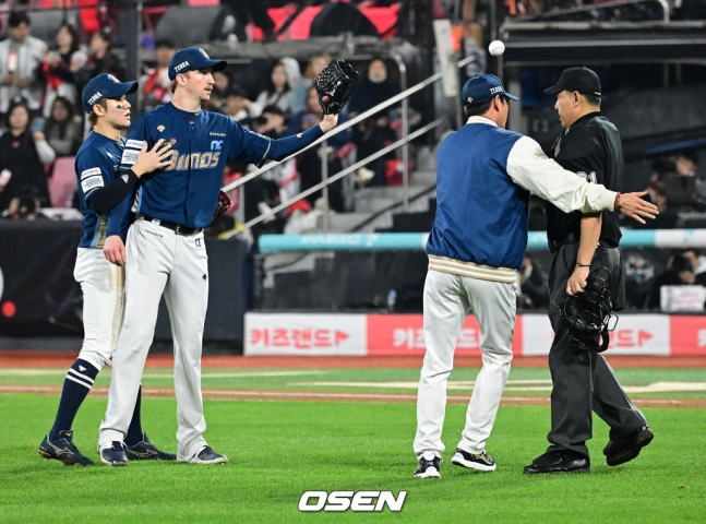 강인권(오른쪽에서 두 번째) 감독이 페디가 항의한 이후 이민호 심판을 막아서고 있다.