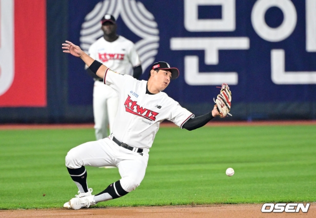 KT 황재균이 3회 박민우의 타구를 놓치는 순간.