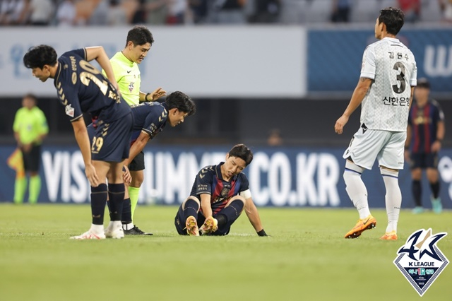 수원FC(파란색, 빨간색 줄무늬 유니폼). /사진=한국프로축구연맹 제공