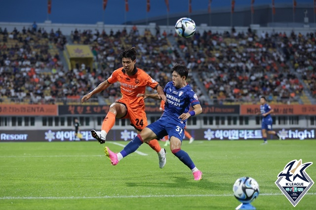 강원FC(주황색 유니폼)와 수원삼성의 경기. /사진=한국프로축구연맹 제공