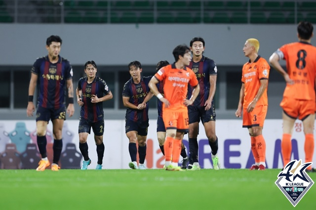 수원FC와 강원FC(주황색 유니폼) 경기. /사진=한국프로축구연맹 제공