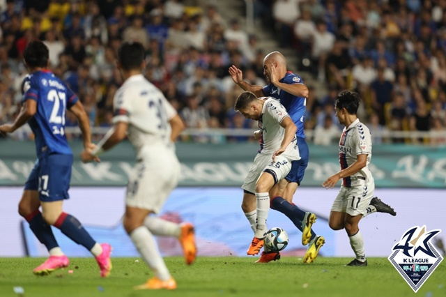 수원삼성(파란색 유니폼)과 수원FC 경기. /사진=한국프로축구연맹 제공
