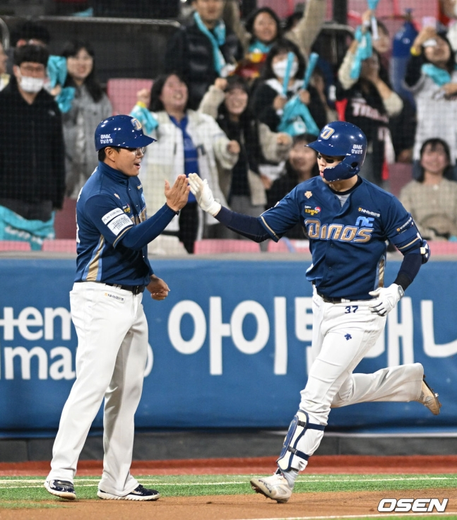 NC 박건우(오른쪽)가 1회 투런포를 친 뒤 그라운드를 돌고 있다.