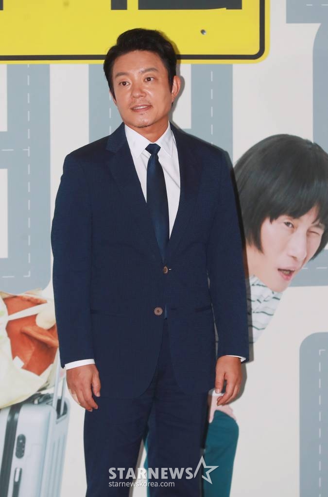 배우 이범수가 15일 오후 서울 CGV용산아이파크몰에서 진행된 영화 '컴백홈'(감독 이연우) 언론시사회에 참석해 포즈를 취하고 있다. 모든 것을 잃고 15년 만에 고향으로 내려오게 된 무명 개그맨 기세(송새벽 분)가 거대 조직의 보스가 되면서 벌어지는 이야기 '컴백홈'은 10월 5일 개봉예정이다. /2022.09.15 /사진=이동훈 기자 photoguy@