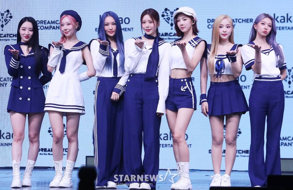 걸그룹 드림캐쳐(DREAMCATCHER)가 24일 오후 서울 광진구 건국대학교 새천년관 대공연장에서 진행된 여덟 번째 미니앨범 'Apocalypse : From us'(아포칼립스 : 프롬 어스) 발매 기념 쇼케이스에 참석해 포즈를 취하고 있다.  드림캐쳐의 이번 앨범 타이틀곡 'BONVOYAGE'(본보야지)는 일렉 기타와 신디사이저 연주로 환희를 표현한 프로그레시브 록 장르의 곡이다. 2023.05.24 /사진=김창현 기자 chmt@