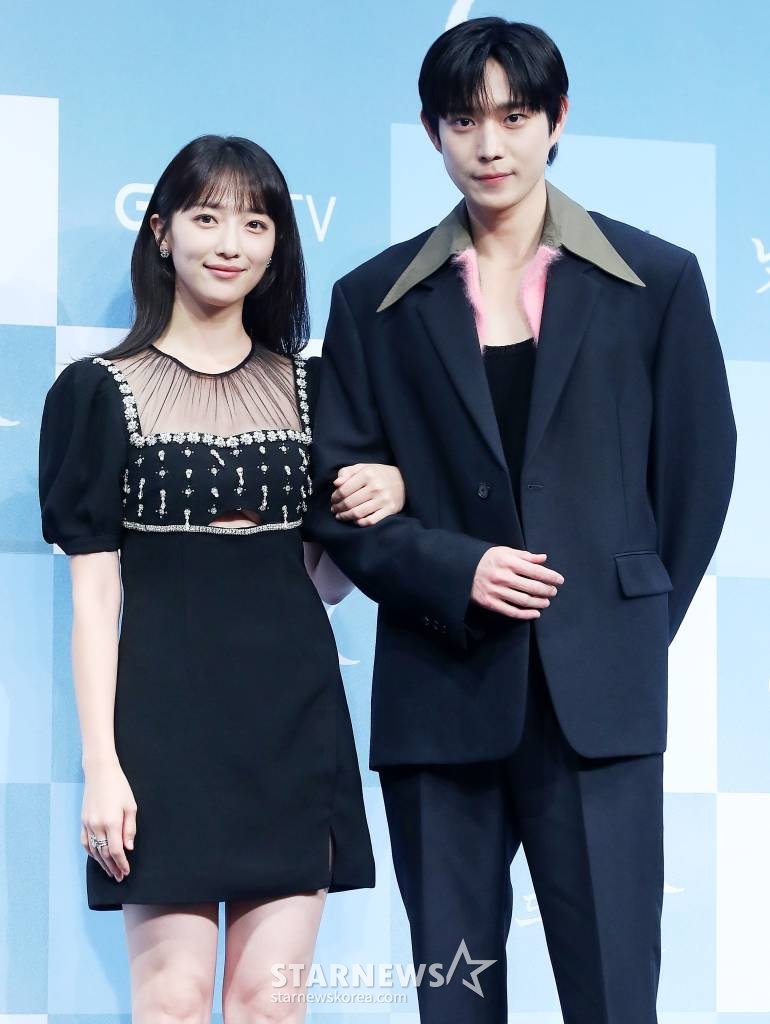 배우 표예진, 김영대가 1일 오후 서울 구로구 신도림동 더 세인트웨딩에서 진행된 ENA 수목드라마 '낮에 뜨는 달' 제작발표회에 참석해 포즈를 취하고 있다. '낮에 뜨는 달'은 사랑하는 연인에게 살해당한 뒤 시간이 멈춰버린 남자와 전생의 기억을 잃고 한없이 흘러가 버린 여자의 위험하고 애틋한 환생 로맨스다. 2023.11.01 /사진=김창현