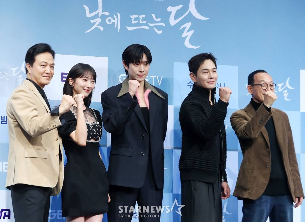 배우 정웅인, 표예진, 김영대, 온주완, 표민수 감독이 1일 오후 서울 구로구 신도림동 더 세인트웨딩에서 진행된 ENA 수목드라마 '낮에 뜨는 달' 제작발표회에 참석해 포즈를 취하고 있다. '낮에 뜨는 달'은 사랑하는 연인에게 살해당한 뒤 시간이 멈춰버린 남자와 전생의 기억을 잃고 한없이 흘러가 버린 여자의 위험하고 애틋한 환생 로맨스다. 2023.11.01 /사진=김창현