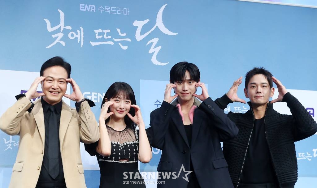 배우 정웅인, 표예진, 김영대, 온주완이 1일 오후 서울 구로구 신도림동 더 세인트웨딩에서 진행된 ENA 수목드라마 '낮에 뜨는 달' 제작발표회에 참석해 포즈를 취하고 있다. '낮에 뜨는 달'은 사랑하는 연인에게 살해당한 뒤 시간이 멈춰버린 남자와 전생의 기억을 잃고 한없이 흘러가 버린 여자의 위험하고 애틋한 환생 로맨스다. 2023.11.01 /사진=김창현
