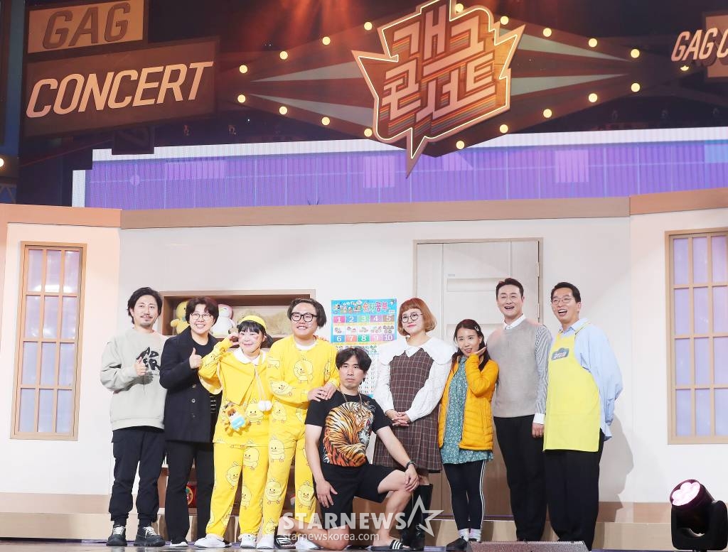 이재현 PD, 김상민 CP, 코미디언 이수경, 홍현호, 정태호, 조수연, 김지영, 김원효, 정범균이 1일 오후 서울 영등포구 여의도동 KBS 별관에서 진행된 '개그콘서트' 제작발표회에 참석해 포즈를 취하고 있다. '개그콘서트'는 1999년 9월 4일 처음 방송돼 수많은 스타들과 유행어를 배출했으며, 21년 동안 시청자들의 일요일 밤을 책임진 코미디 프로그램이다. TV 공개 코미디가 모두 사라지고 희극인들이 설 자리가 많이 사라져 대중들의 아쉬움이 큰 지금, KBS는 지난 5월부터 '개콘' 크루를 공개 모집하며 다시 한번 전 국민의 '웃을 일'을 위해 노력해 왔다. '개콘' 제작진과 출연진들이 노력한 결과물들은 오는 11월부터 매주 일요일 밤 시청자들을 찾아간다. 2023.11.01 /사진=김창현