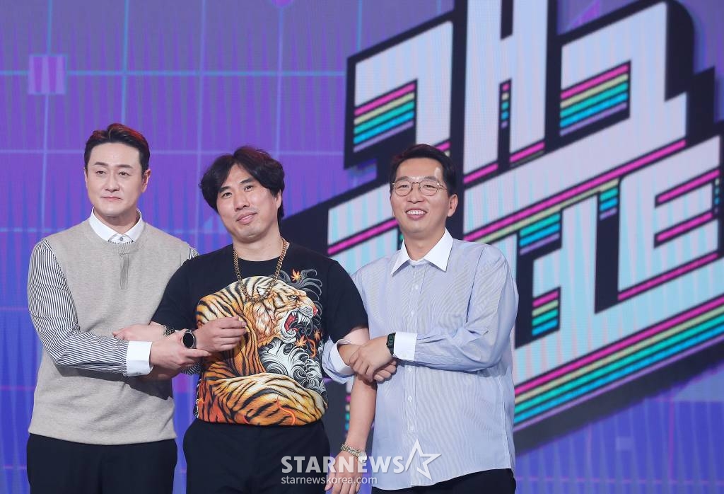 코미디언 김원효, 정태호, 정범균이 1일 오후 서울 영등포구 여의도동 KBS 별관에서 진행된 '개그콘서트' 제작발표회에 참석해 포즈를 취하고 있다. '개그콘서트'는 1999년 9월 4일 처음 방송돼 수많은 스타들과 유행어를 배출했으며, 21년 동안 시청자들의 일요일 밤을 책임진 코미디 프로그램이다. TV 공개 코미디가 모두 사라지고 희극인들이 설 자리가 많이 사라져 대중들의 아쉬움이 큰 지금, KBS는 지난 5월부터 '개콘' 크루를 공개 모집하며 다시 한번 전 국민의 '웃을 일'을 위해 노력해 왔다. '개콘' 제작진과 출연진들이 노력한 결과물들은 오는 11월부터 매주 일요일 밤 시청자들을 찾아간다. 2023.11.01 /사진=김창현