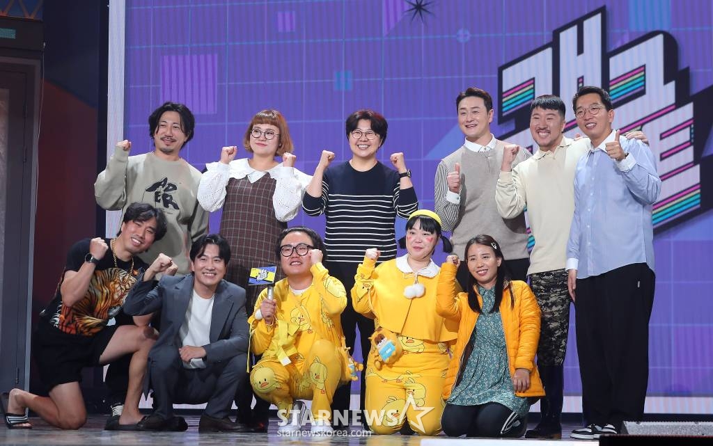 1일 오후 서울 영등포구 여의도동 KBS 별관에서 진행된 '개그콘서트' 제작발표회에서 제작진 및 출연진들이 포즈를 취하고 있다. 2023.11.01 /사진=김창현