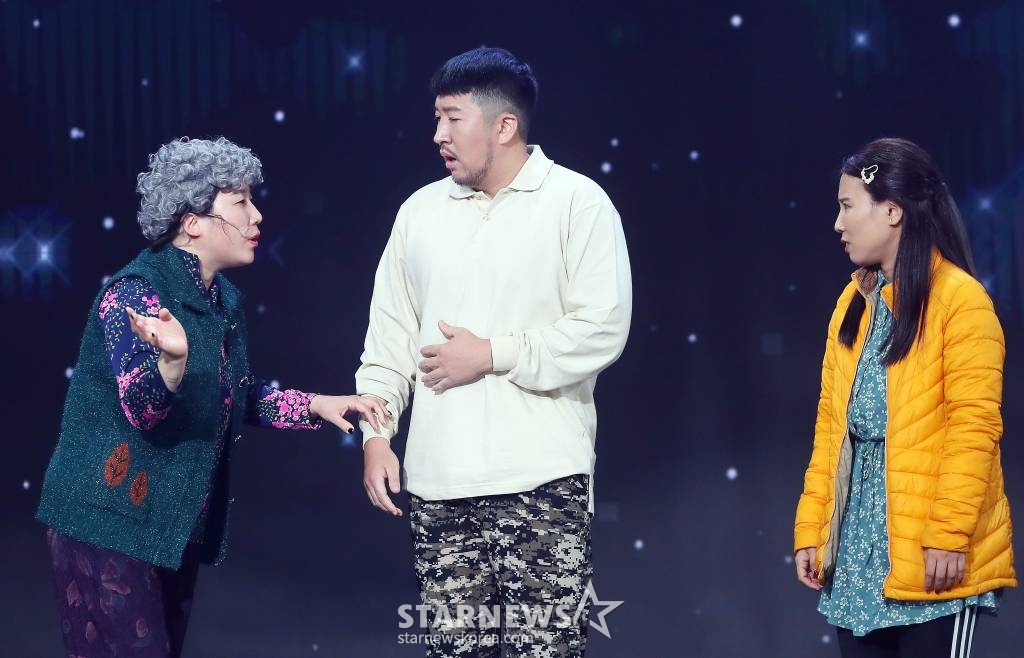 코미디언 김영희, 박형민, 김지영이 1일 오후 서울 영등포구 여의도동 KBS 별관에서 진행된 '개그콘서트' 제작발표회에서 '니퉁의 인간극장' 코너를 시연하고 있다. /사진=김창현