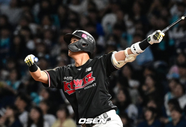 KT 배정대가 2일 창원NC파크에서 열린 2023 KBO 플레이오프 3차전에서 2회 초 1사 1루에서 좌월 투런 홈런을 터트리고 있다.