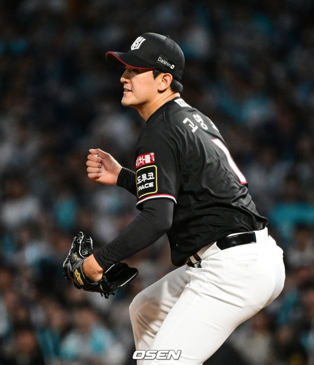 KT 고영표가 2일 창원NC파크에서 열린 2023 KBO 플레이오프 3차전에서 1회 말을 삼자범퇴로 처리한 뒤 기뻐하고 있다.