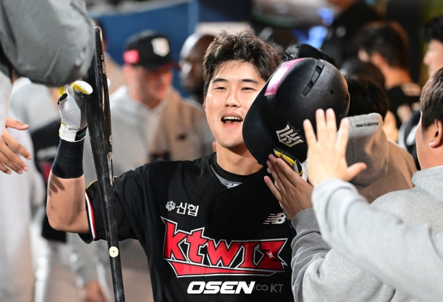 KT 배정대(가운데)가 2일 창원NC파크에서 열린 2023 KBO 플레이오프 3차전에서 2회 초 1사 1루에서 좌월 투런 홈런을 터트린 후 더그아웃에서 동료들의 축하를 받고 있다.