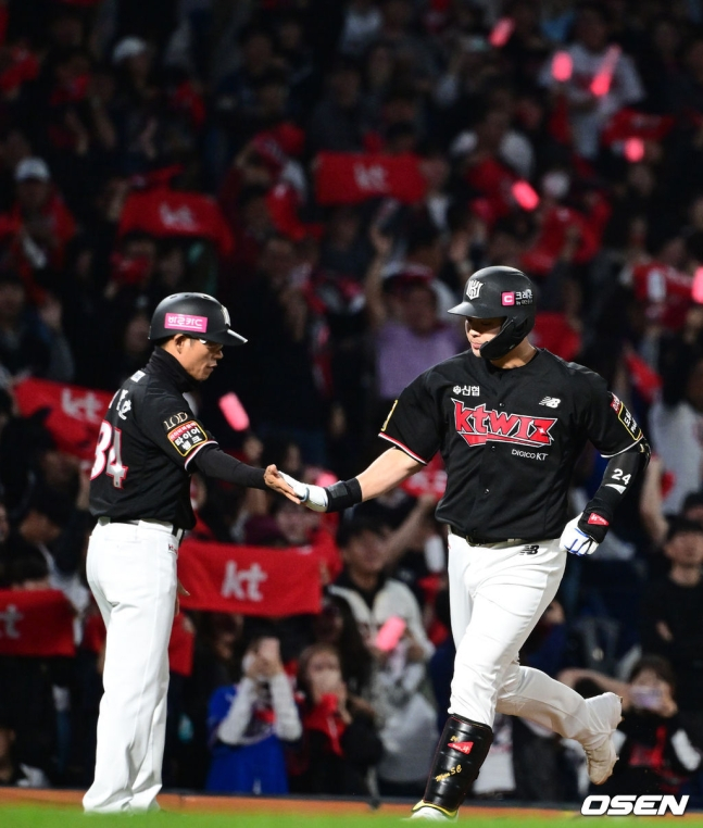KT 문상철(오른쪽)가 2일 창원NC파크에서 열린 2023 KBO 플레이오프 3차전에서 7회 초 솔로홈런을 터트린 후 최만호 코치와 하이파이브를 하고 있다.