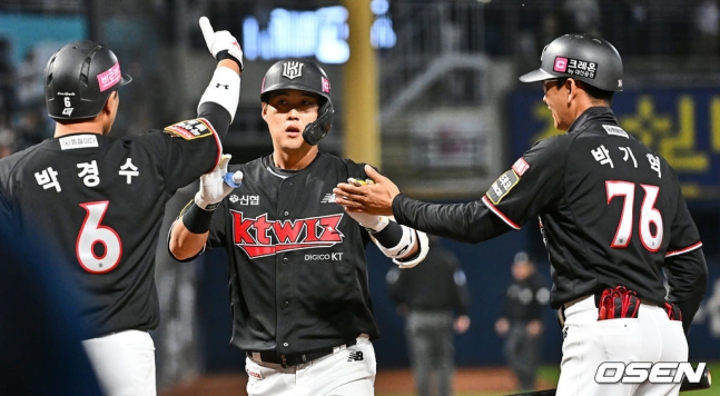 KT 배정대(가운데)가 2일 창원NC파크에서 열린 2023 KBO 플레이오프 3차전에서 2회 초 1사 1루에서 좌월 투런 홈런을 터트린 후 축하를 받고 있다.