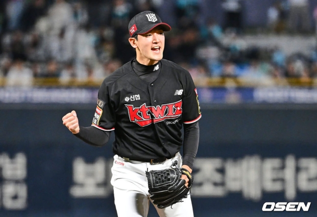 KT 고영표가 2일 창원NC파크에서 열린 2023 KBO 플레이오프 3차전에서 6회 말을 끝낸 뒤 주먹을 불끈 쥐고 포효하고 있다.