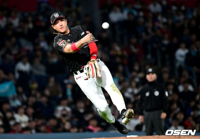 KT 황재균이 2일 창원NC파크에서 열린 2023 KBO 플레이오프 3차전에서 7회 말 권희동의 땅볼 타구를 잡아내 1루로 송구하고 있다.