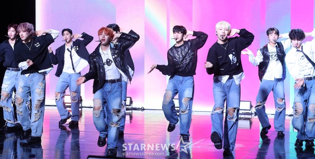그룹 골든차일드(Golden Child)가 2일 오후 서울 강남구 청담동 일지아트홀에서 진행된 세 번째 싱글 '필 미(Feel me)' 발매 기념 쇼케이스에 참석해 멋진 무대를 선보이고 있다. 골든차일드의 이번 앨범 타이틀곡 '필 미'는 같은 시간을 함께하며 성장해 온 청춘들의 이야기를 담은 포스트 그런지 록 장르의 곡으로, 행복한 만큼 아파했던 청춘의 아름다움과 서로에게 연결된 관계와 위로라는 메시지를 담고 있다. 2023.11.02 /사진=김창현