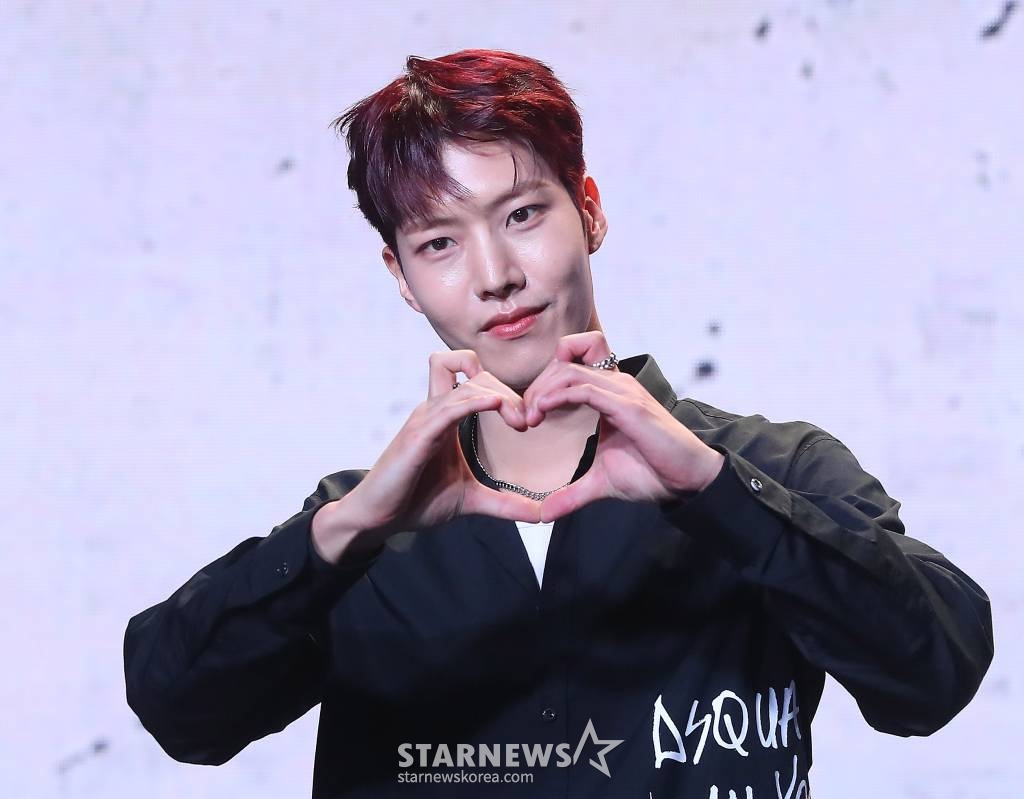 그룹 골든차일드(Golden Child) 이대열이 2일 오후 서울 강남구 청담동 일지아트홀에서 진행된 세 번째 싱글 '필 미(Feel me)' 발매 기념 쇼케이스에 참석해 포즈를 취하고 있다. 골든차일드의 이번 앨범 타이틀곡 '필 미'는 같은 시간을 함께하며 성장해 온 청춘들의 이야기를 담은 포스트 그런지 록 장르의 곡으로, 행복한 만큼 아파했던 청춘의 아름다움과 서로에게 연결된 관계와 위로라는 메시지를 담고 있다. 2023.11.02 /사진=김창현