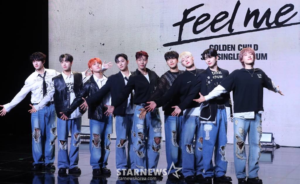 그룹 골든차일드(Golden Child)가 2일 오후 서울 강남구 청담동 일지아트홀에서 진행된 세 번째 싱글 '필 미(Feel me)' 발매 기념 쇼케이스에 참석해 포즈를 취하고 있다. 골든차일드의 이번 앨범 타이틀곡 '필 미'는 같은 시간을 함께하며 성장해 온 청춘들의 이야기를 담은 포스트 그런지 록 장르의 곡으로, 행복한 만큼 아파했던 청춘의 아름다움과 서로에게 연결된 관계와 위로라는 메시지를 담고 있다. 2023.11.02 /사진=김창현