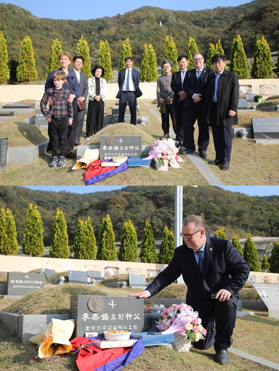 영화 '부활'의 구수환 감독이 스웨덴 올레 토럴 의원과 이태석 신부 묘지를 참배했다./사진제공=이태석재단