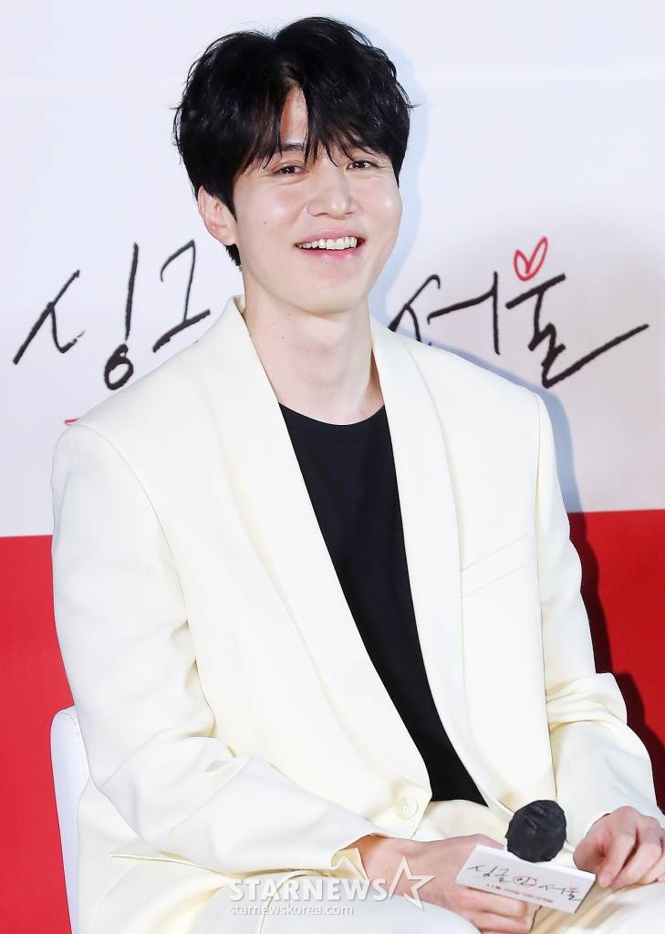 배우 이동욱이 3일 오전 서울 광진구 롯데시네마 건대입구점에서 진행된 영화 '싱글 인 서울' 제작보고회에 참석해 미소를 짓고 있다. '싱글 인 서울'은 혼자가 좋은 파워 인플루언서 '영호'와 혼자는 싫은 출판사 편집장 '현진'이 싱글 라이프에 관한 책을 만들면서 벌어지는 이야기를 그린 웰메이드 로맨스다. 오는 29일 개봉. 2023.11.03 /사진=김창현