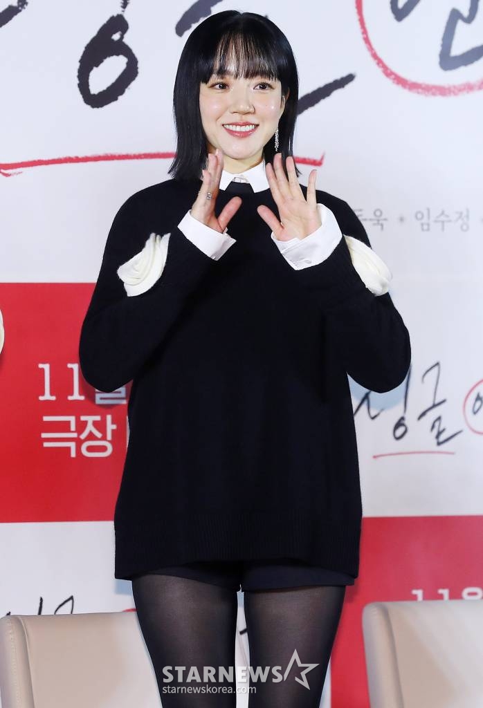배우 임수정이 3일 오전 서울 광진구 롯데시네마 건대입구점에서 진행된 영화 '싱글 인 서울' 제작보고회에서 각선미를 뽐내고 있다. '싱글 인 서울'은 혼자가 좋은 파워 인플루언서 '영호'와 혼자는 싫은 출판사 편집장 '현진'이 싱글 라이프에 관한 책을 만들면서 벌어지는 이야기를 그린 웰메이드 로맨스다. 오는 29일 개봉. 2023.11.03 /사진=김창현