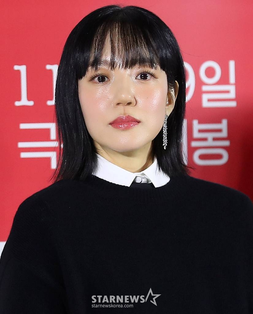 배우 임수정이 3일 오전 서울 광진구 롯데시네마 건대입구점에서 진행된 영화 '싱글 인 서울' 제작보고회에서 동안 미모를 뽐내고 있다. '싱글 인 서울'은 혼자가 좋은 파워 인플루언서 '영호'와 혼자는 싫은 출판사 편집장 '현진'이 싱글 라이프에 관한 책을 만들면서 벌어지는 이야기를 그린 웰메이드 로맨스다. 오는 29일 개봉. 2023.11.03 /사진=김창현