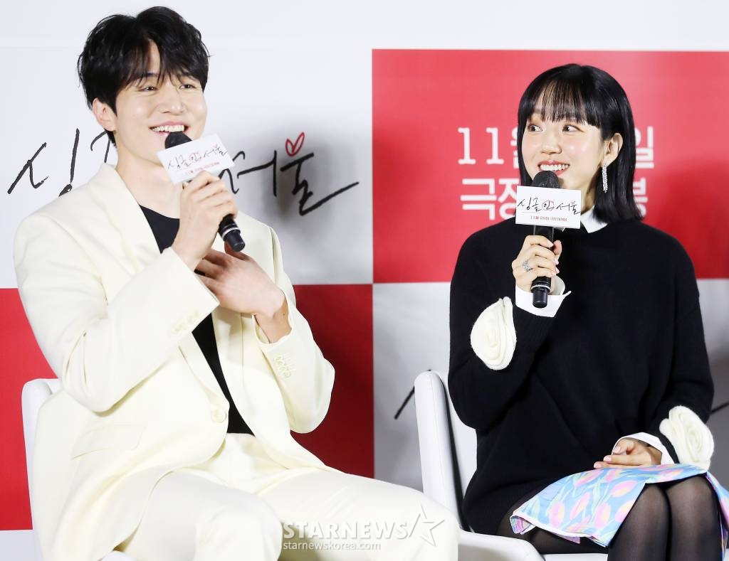 배우 이동욱, 임수정이 3일 오전 서울 광진구 롯데시네마 건대입구점에서 진행된 영화 '싱글 인 서울' 제작보고회에서 대화를 나누고 있다. '싱글 인 서울'은 혼자가 좋은 파워 인플루언서 '영호'와 혼자는 싫은 출판사 편집장 '현진'이 싱글 라이프에 관한 책을 만들면서 벌어지는 이야기를 그린 웰메이드 로맨스다. 오는 29일 개봉. 2023.11.03 /사진=김창현