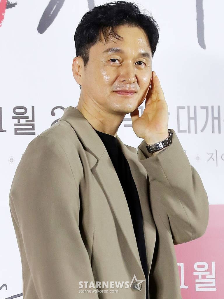 배우 장현성이 3일 오전 서울 광진구 롯데시네마 건대입구점에서 진행된 영화 '싱글 인 서울' 제작보고회에 참석해 포즈를 취하고 있다. '싱글 인 서울'은 혼자가 좋은 파워 인플루언서 '영호'와 혼자는 싫은 출판사 편집장 '현진'이 싱글 라이프에 관한 책을 만들면서 벌어지는 이야기를 그린 웰메이드 로맨스다. 오는 29일 개봉. 2023.11.03 /사진=김창현