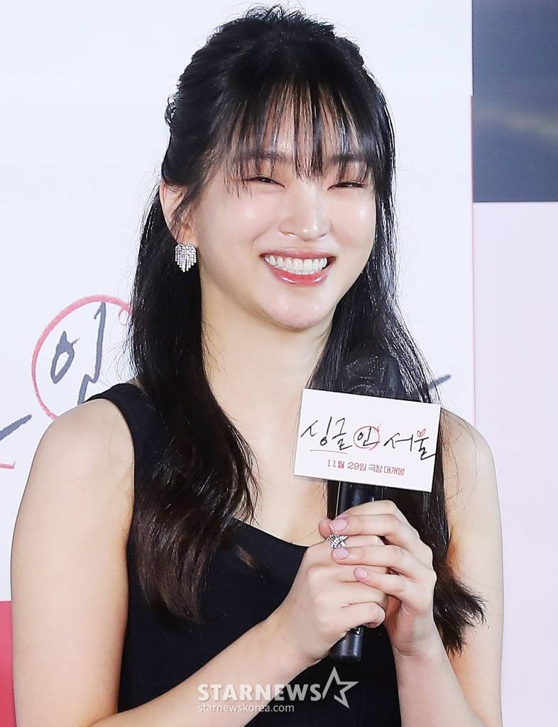 배우 지이수가 3일 오전 서울 광진구 롯데시네마 건대입구점에서 진행된 영화 '싱글 인 서울' 제작보고회에 참석해 인사말을 하고 있다. '싱글 인 서울'은 혼자가 좋은 파워 인플루언서 '영호'와 혼자는 싫은 출판사 편집장 '현진'이 싱글 라이프에 관한 책을 만들면서 벌어지는 이야기를 그린 웰메이드 로맨스다. 오는 29일 개봉. 2023.11.03 /사진=김창현